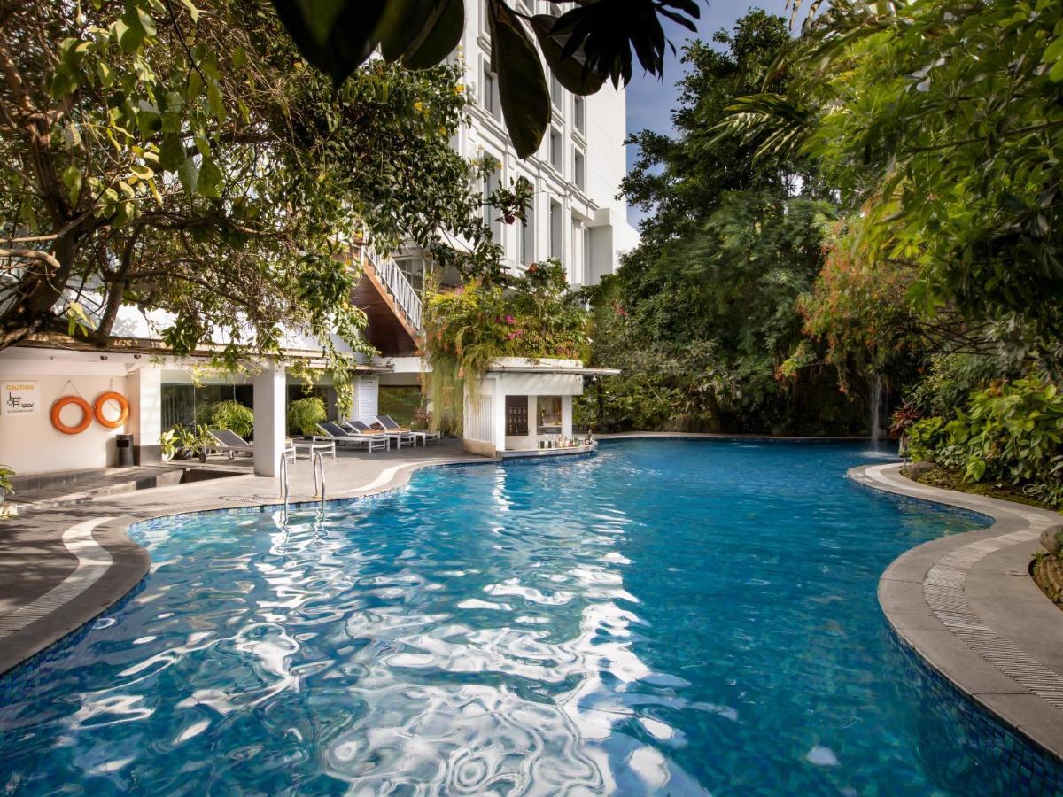 Jambuluwuk Malioboro Hotel Yogyakarta Ngoại thất bức ảnh The pool at the hotel