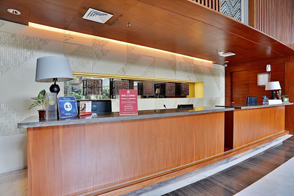 Jambuluwuk Malioboro Hotel Yogyakarta Ngoại thất bức ảnh The reception desk at the hotel