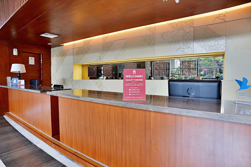 Jambuluwuk Malioboro Hotel Yogyakarta Ngoại thất bức ảnh The reception desk at the main entrance