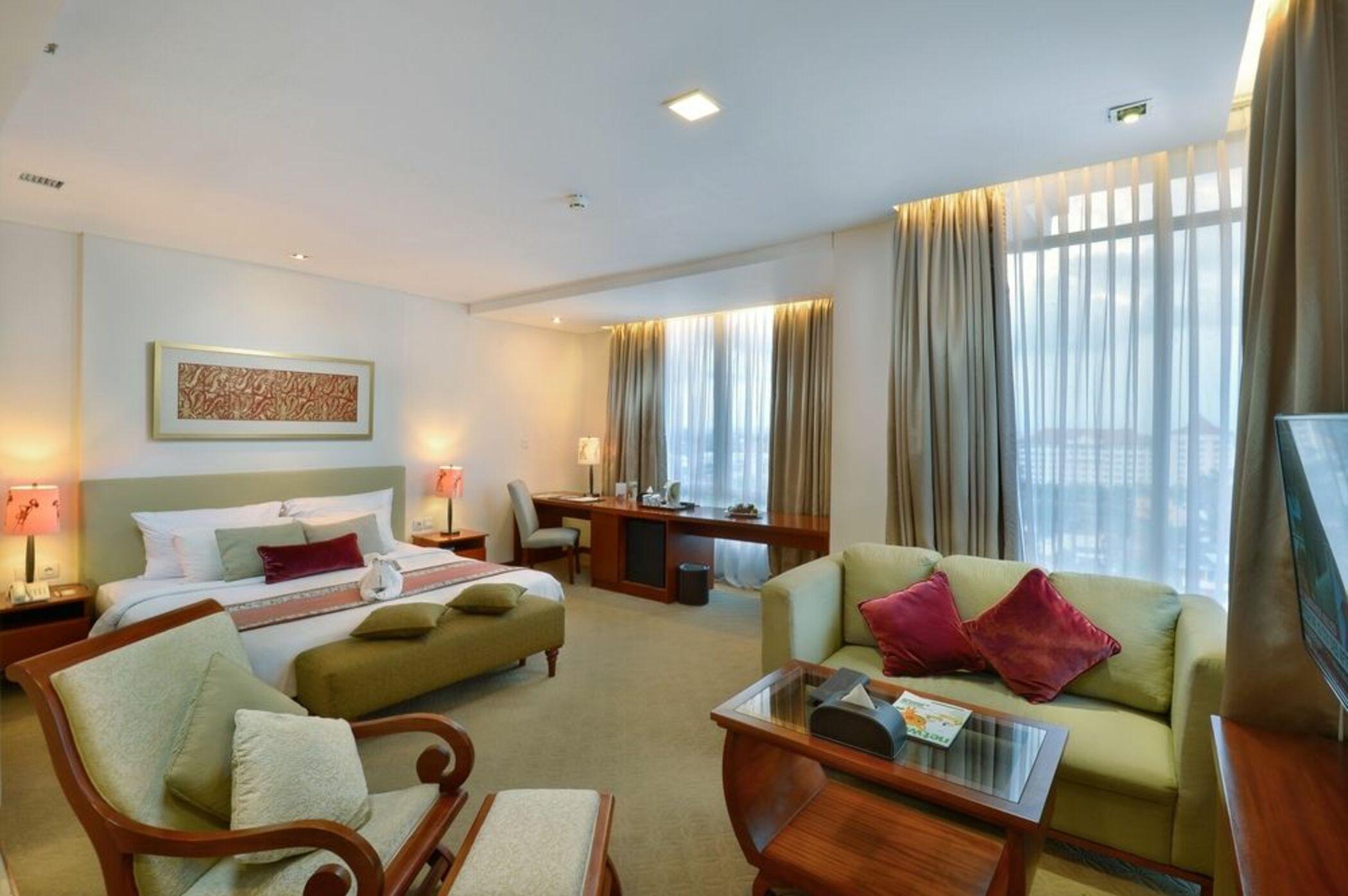 Jambuluwuk Malioboro Hotel Yogyakarta Ngoại thất bức ảnh A suite at the hotel