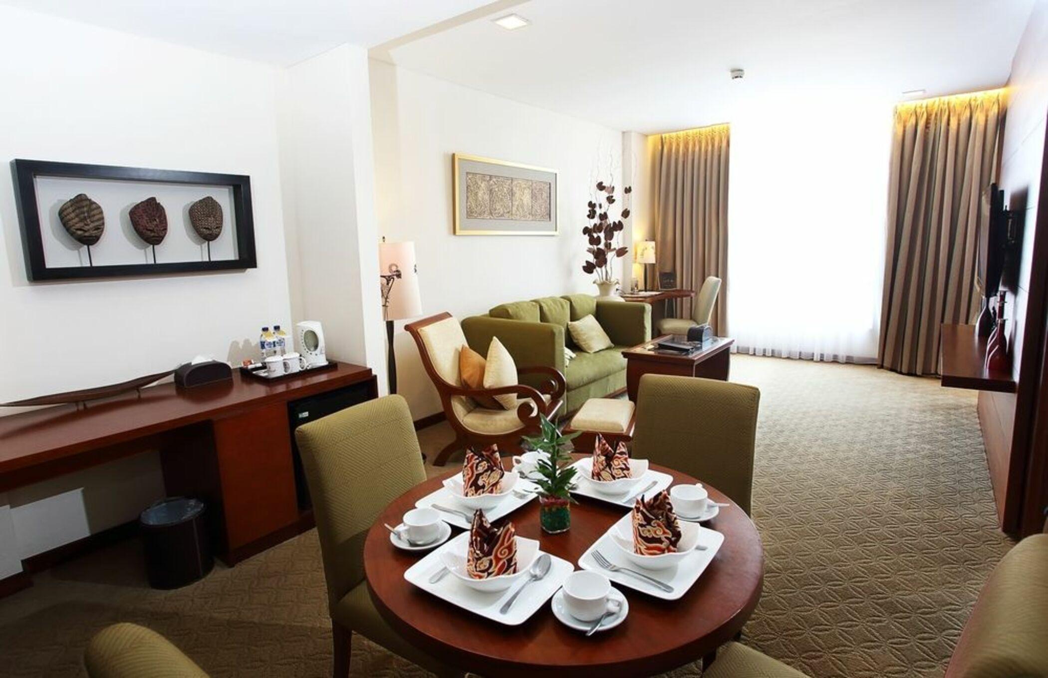 Jambuluwuk Malioboro Hotel Yogyakarta Ngoại thất bức ảnh Suite room