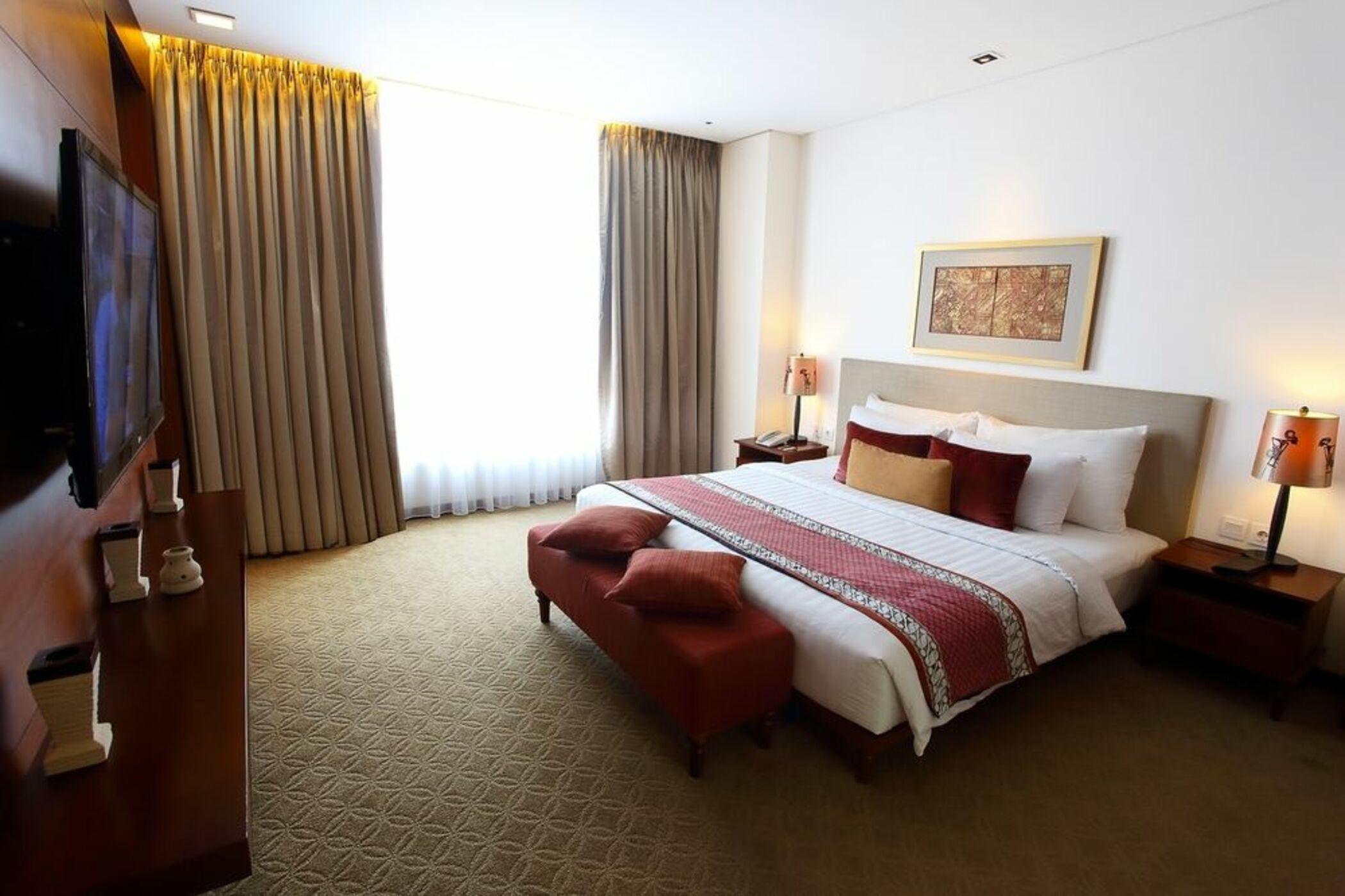 Jambuluwuk Malioboro Hotel Yogyakarta Ngoại thất bức ảnh A bedroom at the hotel