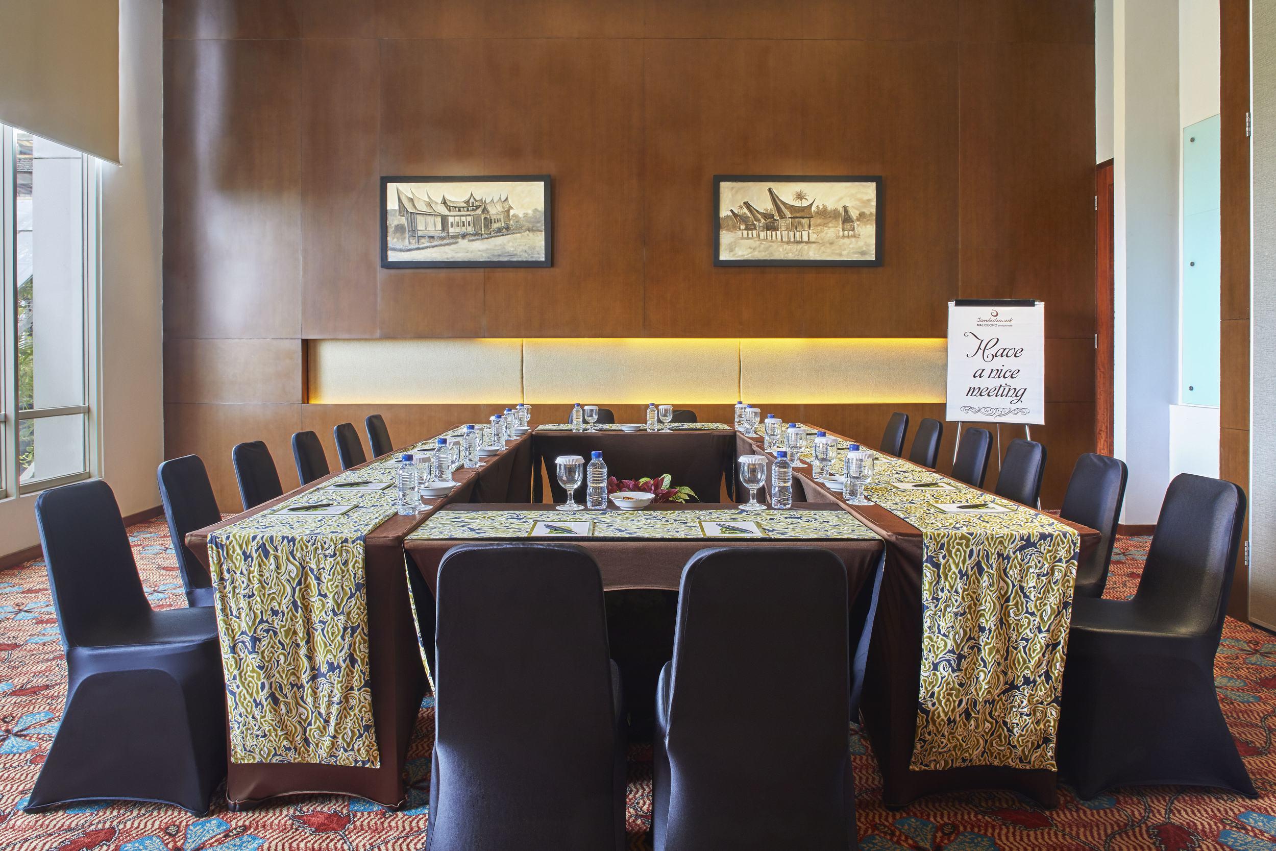 Jambuluwuk Malioboro Hotel Yogyakarta Ngoại thất bức ảnh Meeting room at the hotel