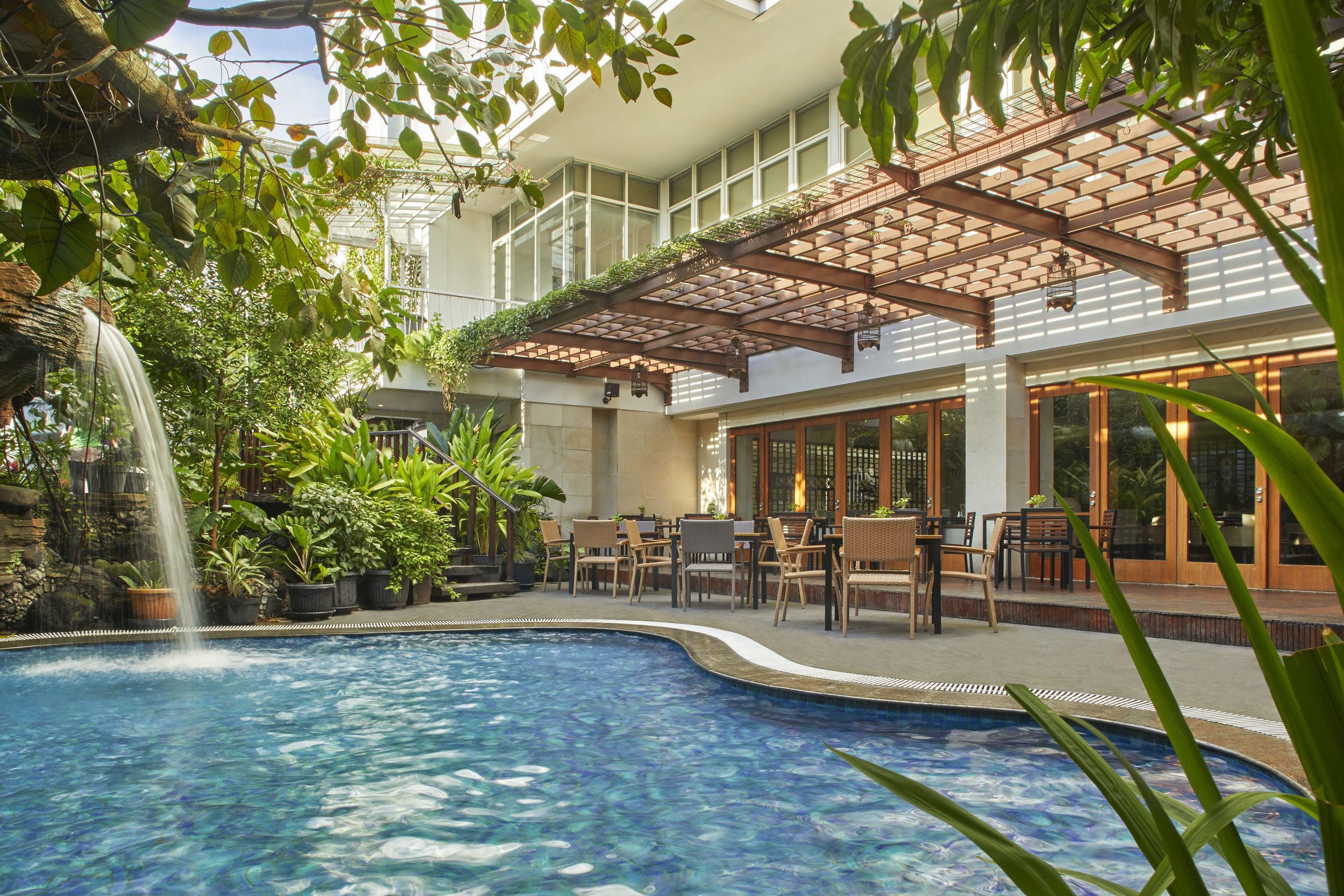 Jambuluwuk Malioboro Hotel Yogyakarta Ngoại thất bức ảnh The pool at the hotel
