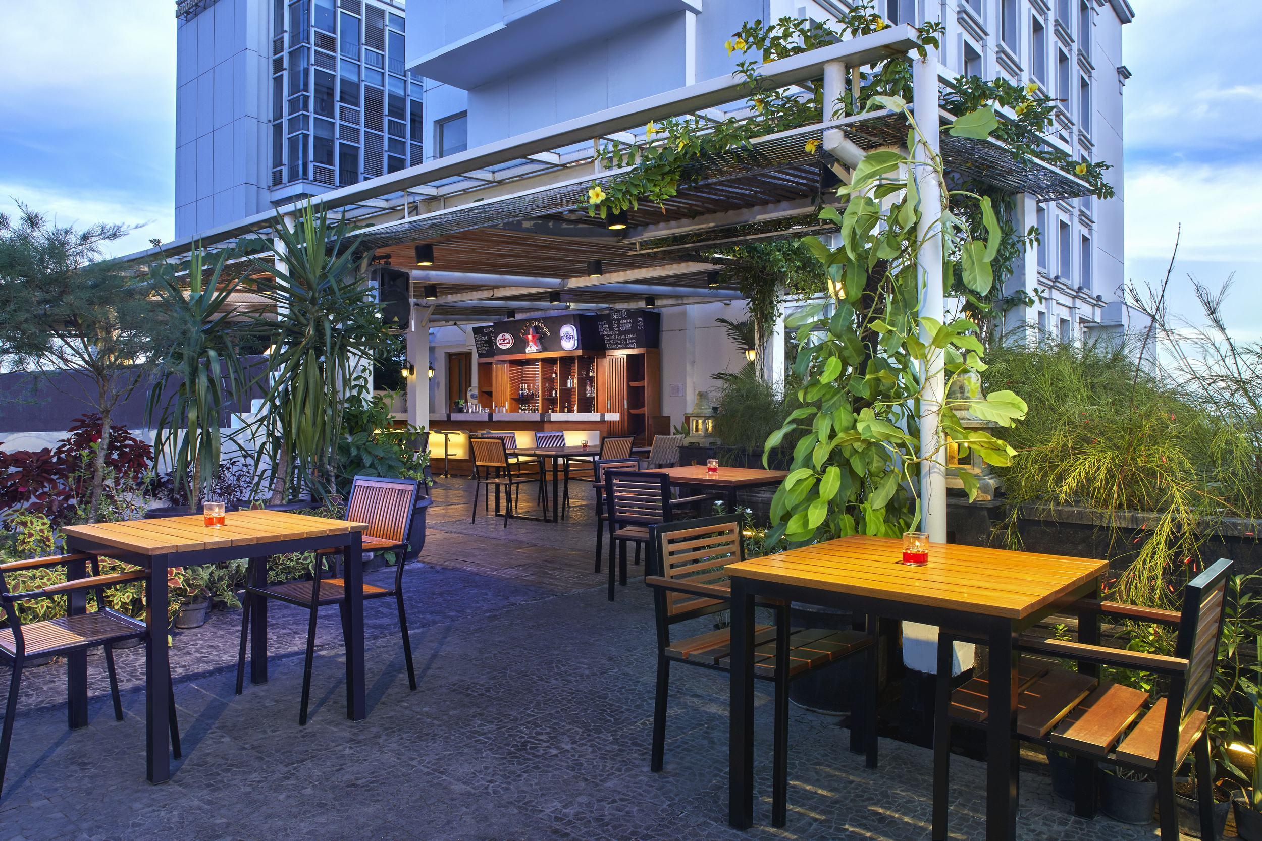 Jambuluwuk Malioboro Hotel Yogyakarta Ngoại thất bức ảnh The bar at the rooftop of the hotel