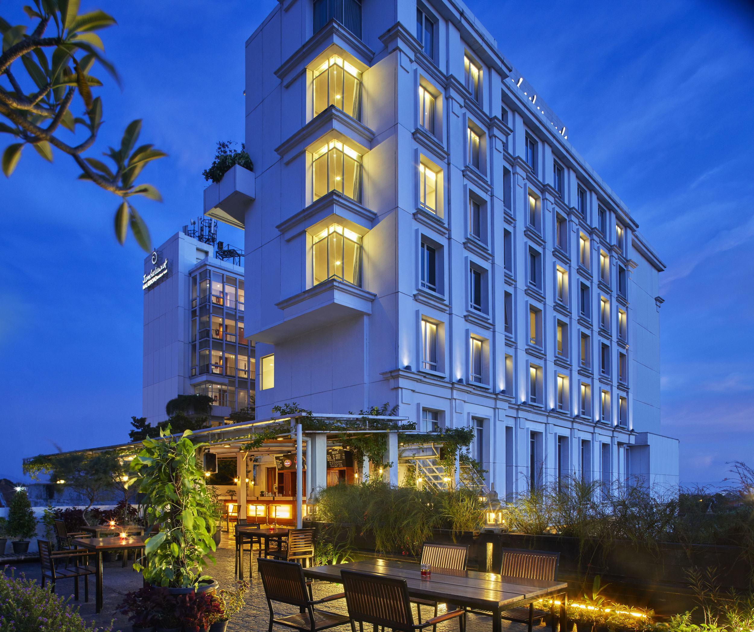 Jambuluwuk Malioboro Hotel Yogyakarta Ngoại thất bức ảnh The hotel at night