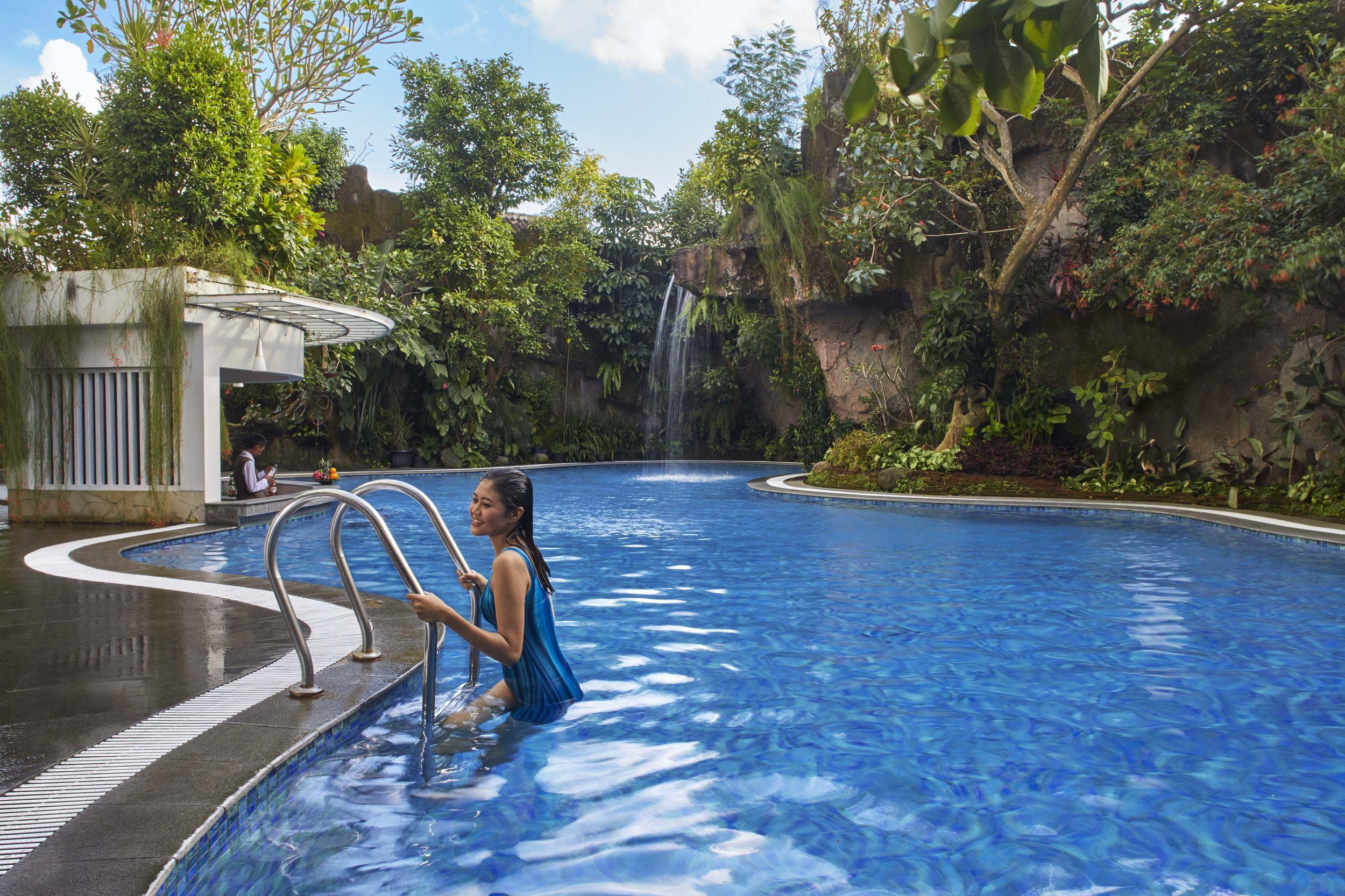 Jambuluwuk Malioboro Hotel Yogyakarta Ngoại thất bức ảnh The swimming pool at the resort