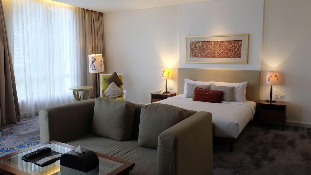 Jambuluwuk Malioboro Hotel Yogyakarta Ngoại thất bức ảnh A room at the hotel