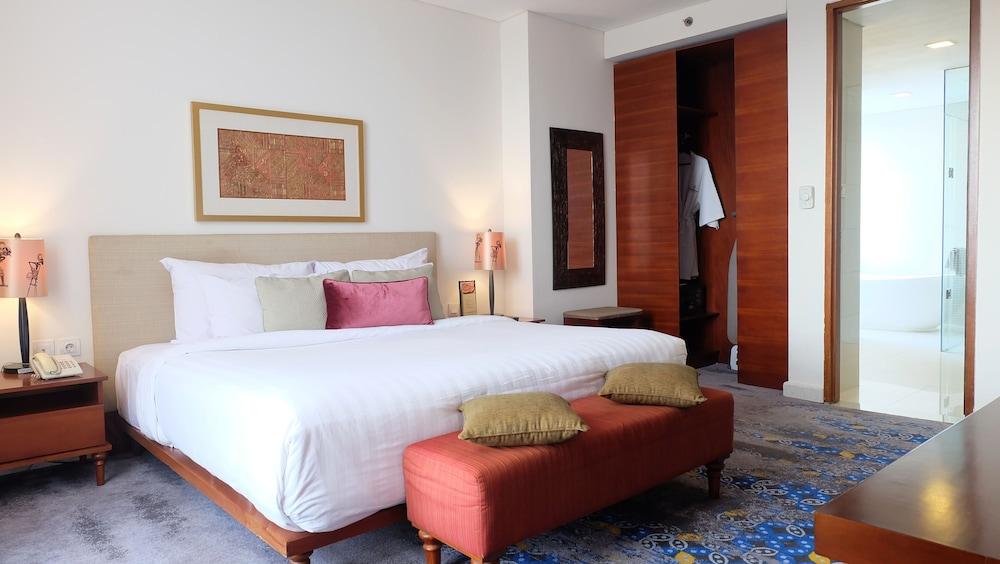 Jambuluwuk Malioboro Hotel Yogyakarta Ngoại thất bức ảnh A bedroom at the hotel