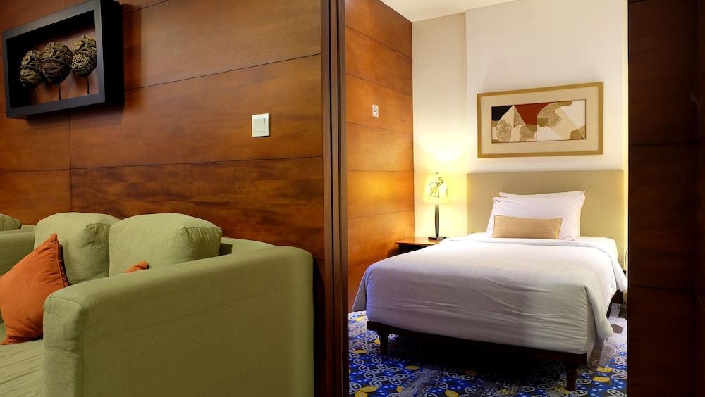 Jambuluwuk Malioboro Hotel Yogyakarta Ngoại thất bức ảnh A room at the hotel