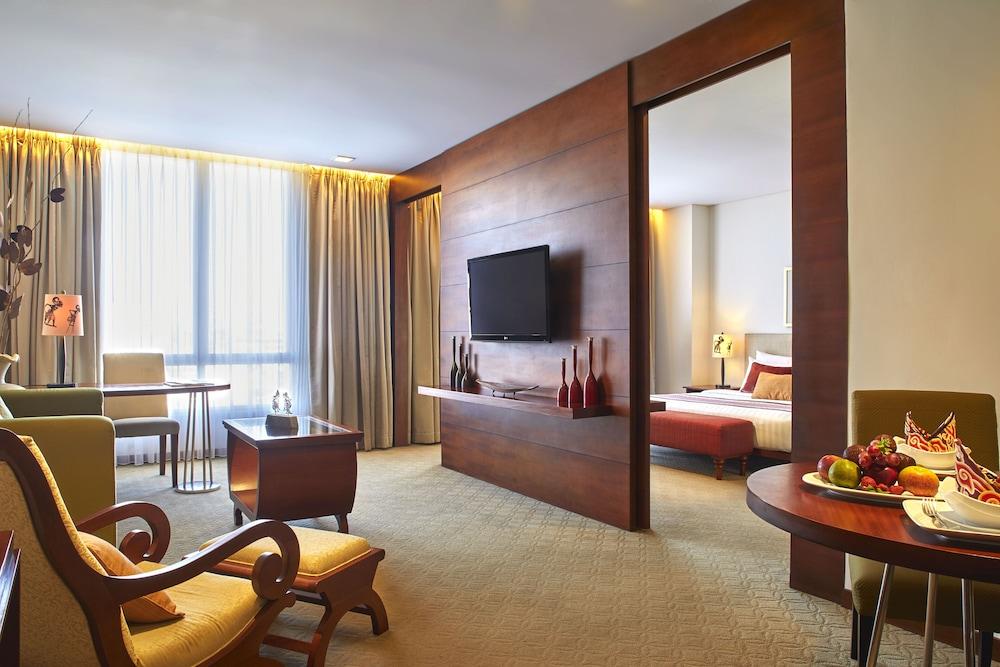 Jambuluwuk Malioboro Hotel Yogyakarta Ngoại thất bức ảnh Suite