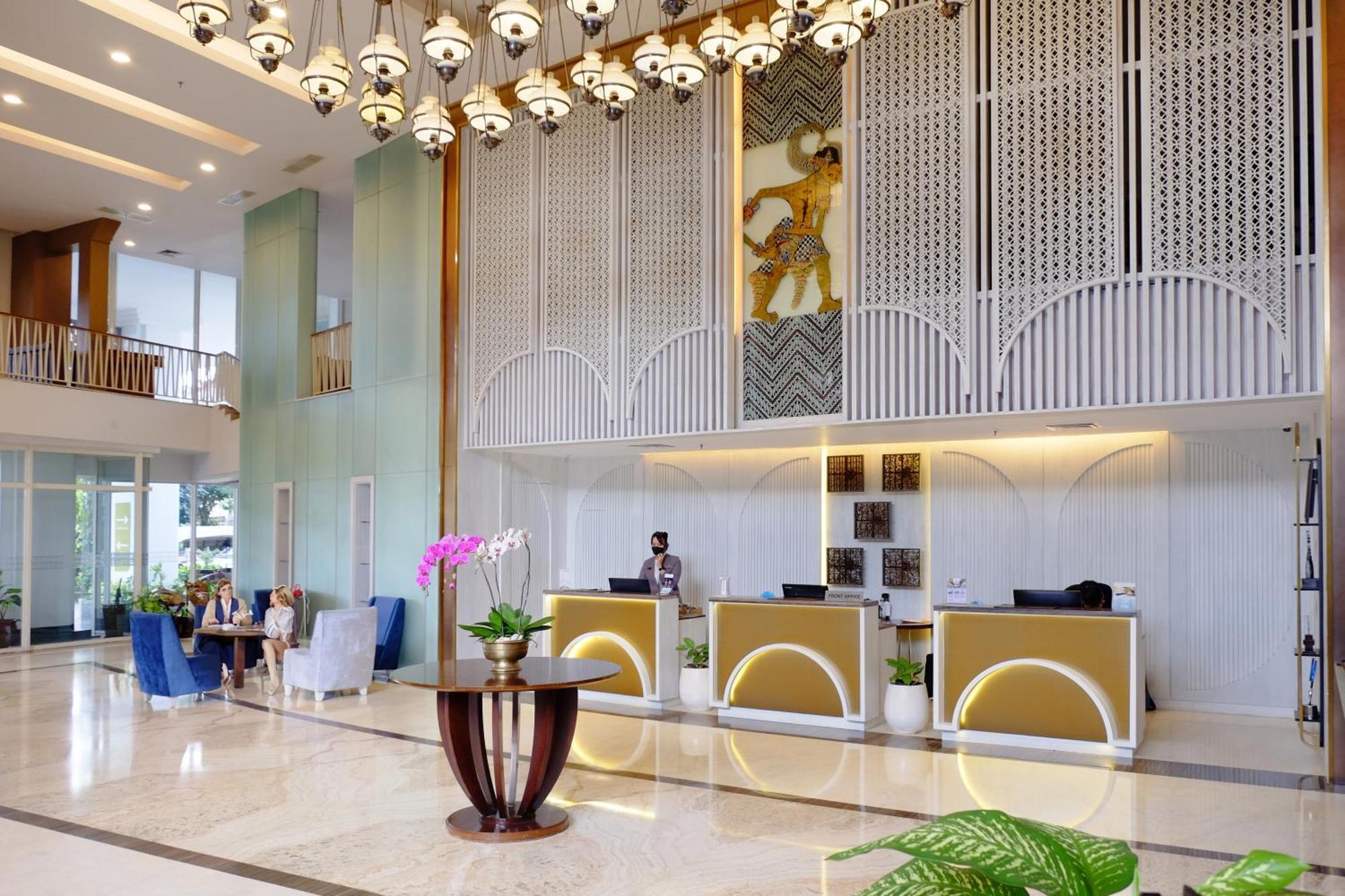 Jambuluwuk Malioboro Hotel Yogyakarta Ngoại thất bức ảnh Lobby