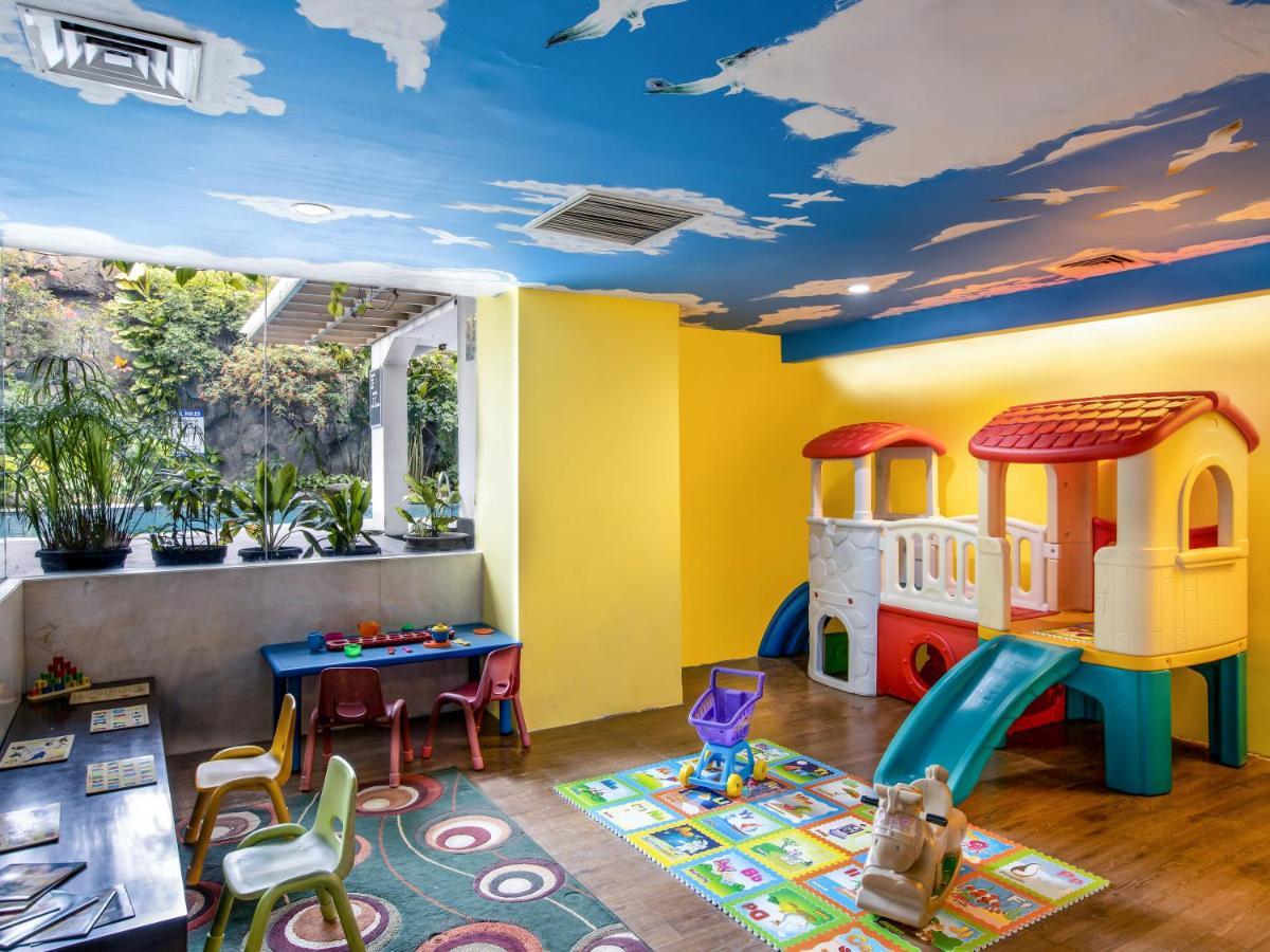 Jambuluwuk Malioboro Hotel Yogyakarta Ngoại thất bức ảnh The Children's Club at the Renaissance Hotel, Bangkok